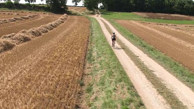 农村骑自行车视频下载