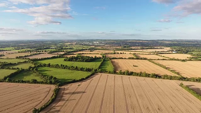 飞越爱尔兰的农田视频下载