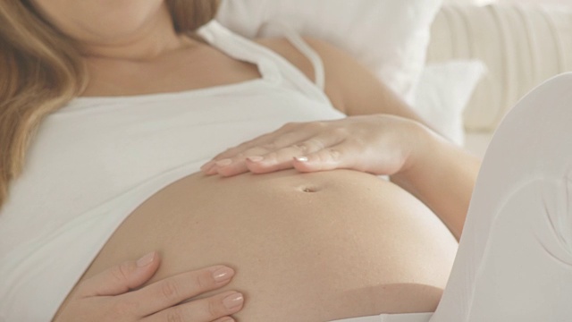 孕妇抚摸并拥抱腹部视频素材