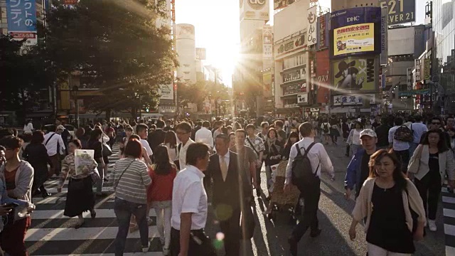 涩谷十字路口人群慢镜头日本东京。视频下载