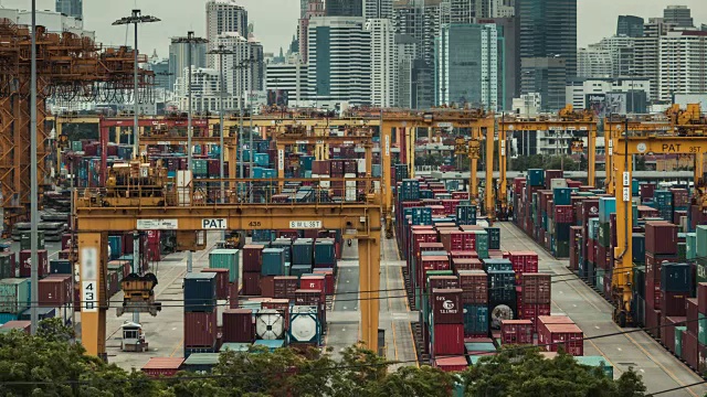 两个镜头在大城市的航运港口，平移镜头视频下载
