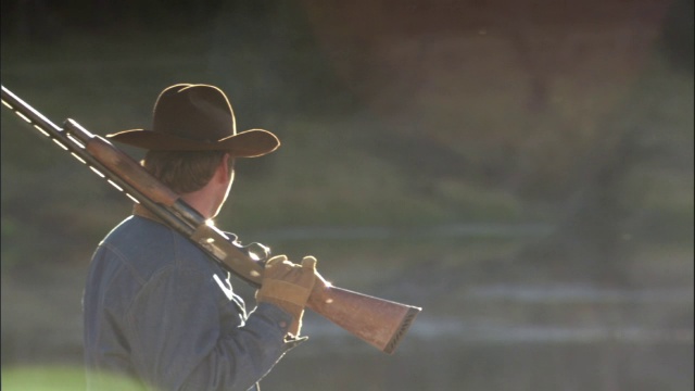 美国黄石公园，一名男子用猎枪射击视频素材