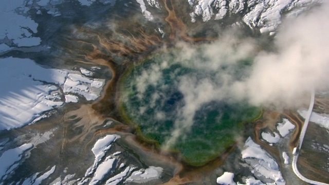 美国黄石公园，在热气腾腾的大棱镜泉上空的空中轨道视频素材