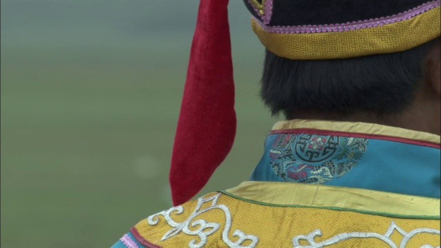 巴音布鲁克草原上的传统蒙古头饰。视频下载