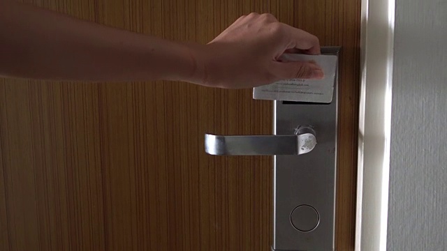 用无钥匙门禁卡打开酒店大门视频素材