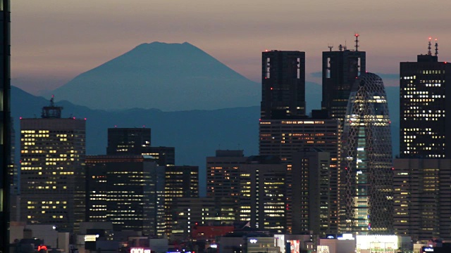 富士山和新宿大厦在黄昏时分亮起来视频素材