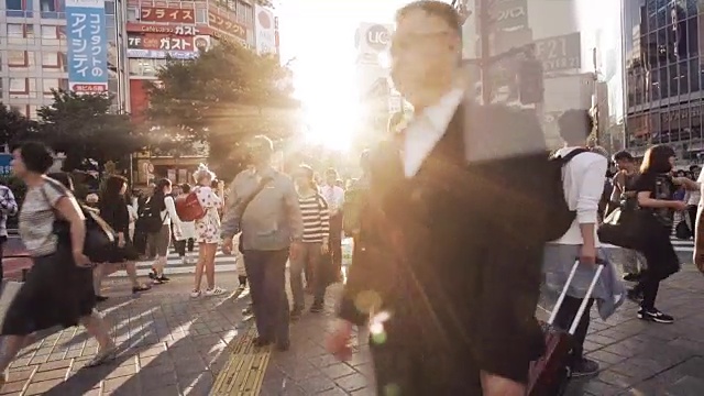 涩谷十字路口人群慢镜头日本东京。视频素材
