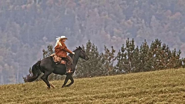 SLO MO TS女牛仔骑着她的疾驰的马上山视频下载
