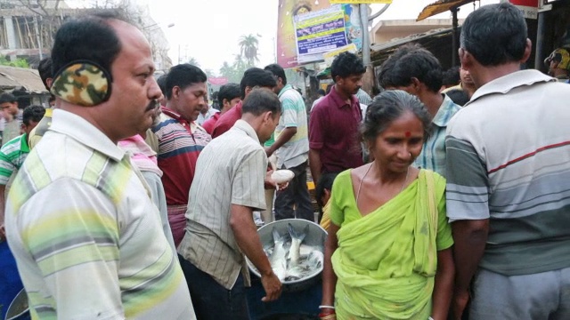 印度加尔各答(欢乐之城)的鱼市上，人们用鱼做买卖。视频下载