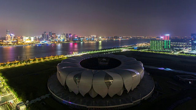 从白天到夜晚4K延时:黄昏时杭州奥体中心对着钱塘江，中国杭州视频素材