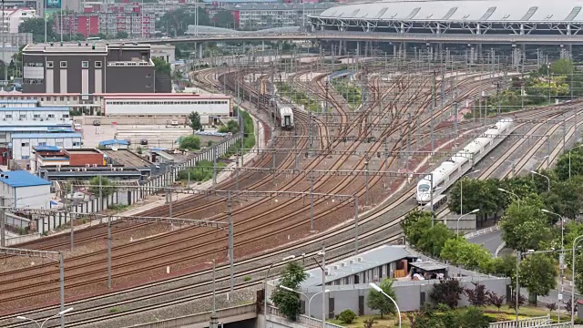 时间流逝-鸟瞰图一组火车在火车站，北京，中国(淘盘)视频下载