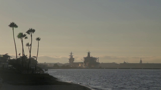 中等角度的海军或军事船只在圣地亚哥港或海湾。视频下载