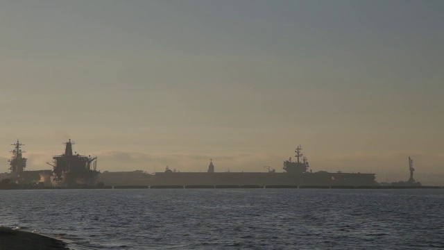 潘从左到右的海军或军事船只停靠在圣地亚哥港或海湾。视频下载