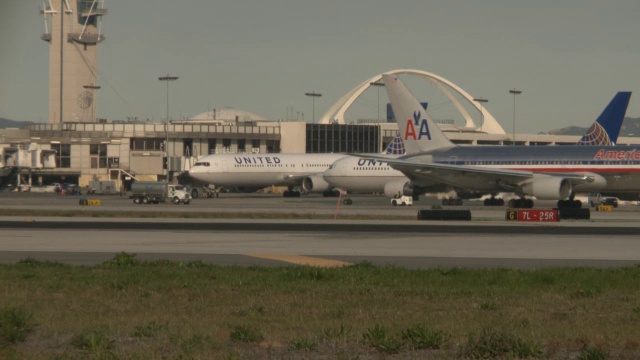 右转右转的民航客机，飞机在洛杉矶国际机场的跑道上。视频素材