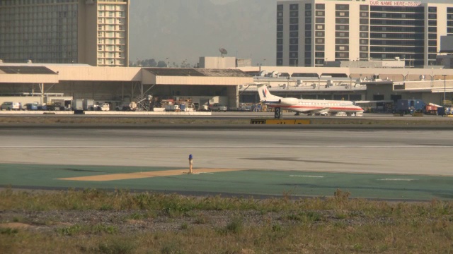 广角商业飞机，在洛杉矶国际机场的飞机。视频素材