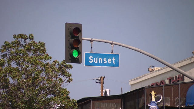 潘从左到右到日落大道的街道标志。视频素材