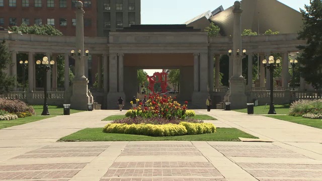 放大市民中心公园的花。老子雕塑在bg。视频下载