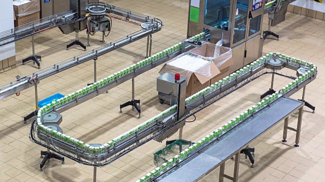 牛奶厂的自动化生产线延期视频素材