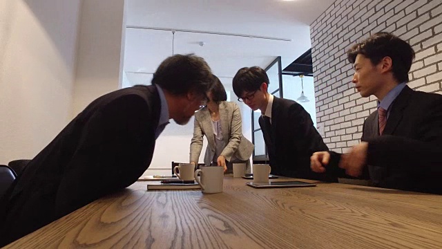 日本资深女商人参加一个商务会议视频下载