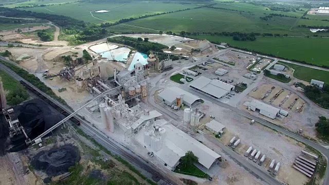 石灰磨工厂无人机在奥斯汀/圆形岩石，德克萨斯州地表采矿侵蚀污染生产视频素材