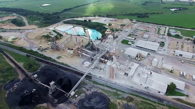 工业工厂石灰磨在奥斯汀/圆岩外的露天矿，德克萨斯州与大的黑色堆煤视频素材