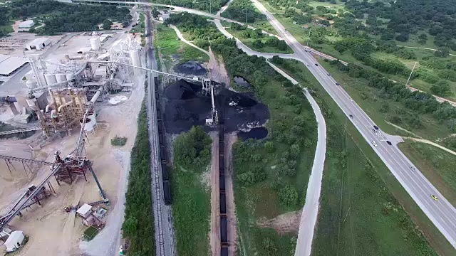 空中采石场石灰石采石场附近开采矿物奥斯汀和圆形岩石德克萨斯州水平高速公路视频素材