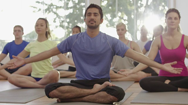 瑜伽课上的祈祷姿势视频素材