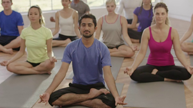 瑜伽课上的祈祷姿势视频素材