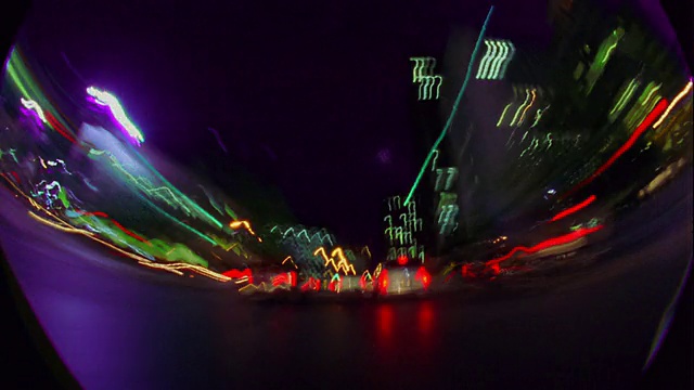 汽车视角时间流逝在城市街道与紫色的天空+通过着色荷兰隧道在晚上/纽约视频下载