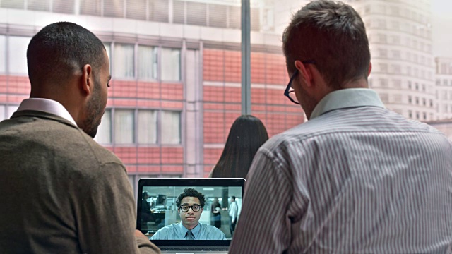 两名男同事正在和他们的同事视频通话视频素材