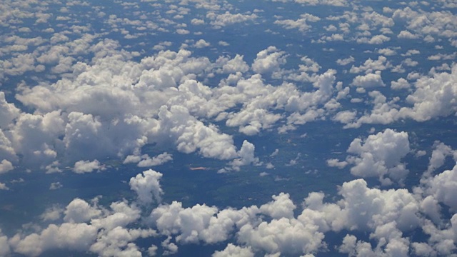 移动的云和蓝天从飞机窗口看视频素材