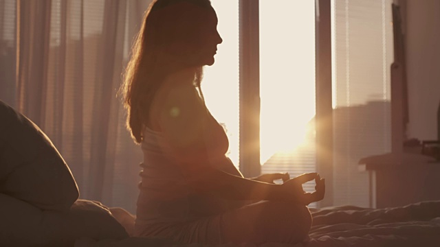 孕妇在家冥想视频素材