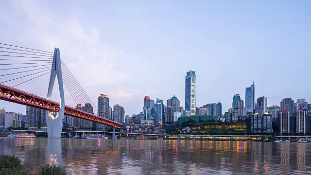 日落时分重庆的城市景观和天际线。间隔拍摄视频素材
