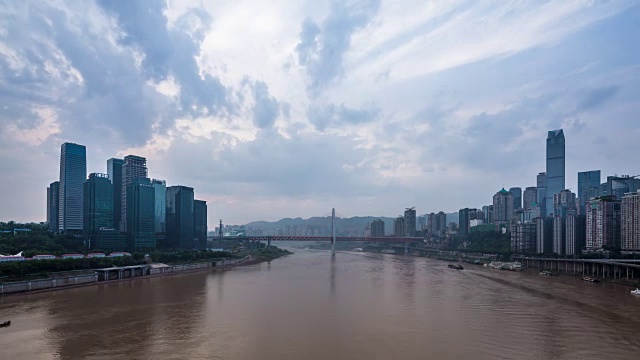 从河边看重庆的城市景观和天际线。间隔拍摄视频素材