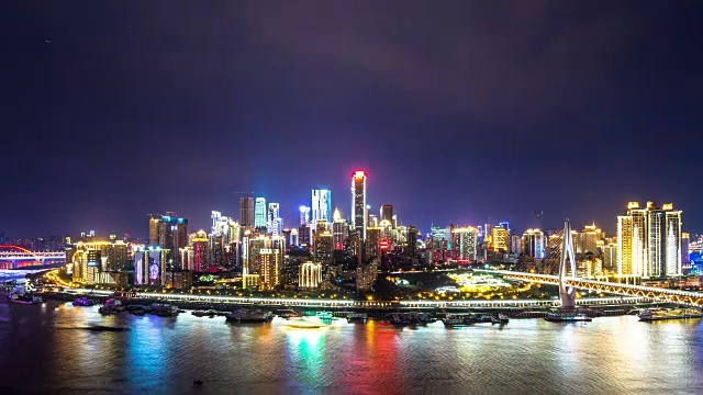 从河边看重庆的夜景和天际线。间隔拍摄视频素材