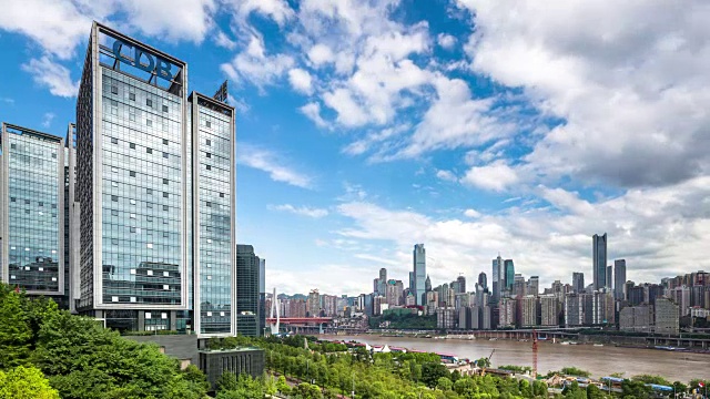 从河边看重庆的城市景观和天际线。间隔拍摄视频素材