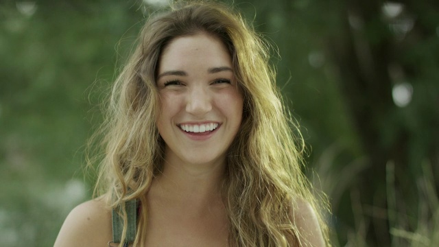 中慢动作拍摄微笑的女人/梦娜，美国犹他州视频素材
