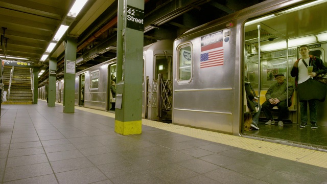 宽时间间隔拍摄通勤者乘坐地铁/纽约，纽约，美国视频素材