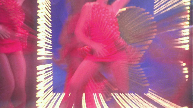 慢动作放大，缩小，时间流逝女人在舞台上穿着红色服装跳舞视频素材
