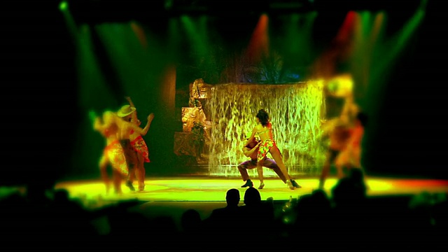 选择性聚焦宽镜头变焦在舞台上表演的男性+女性舞者瀑布在背景/观众在前景视频下载
