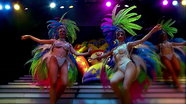 低角度MS女舞者在服装跳舞下楼梯在舞台上+在镜头前转弯视频素材