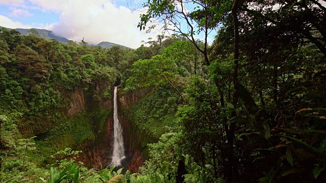 哥斯达黎加的瀑布La Fortuna视频下载
