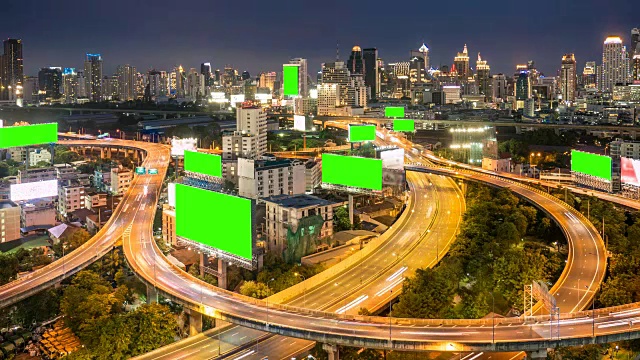 广告牌与绿色屏幕高速公路在黄昏，色度键视频下载