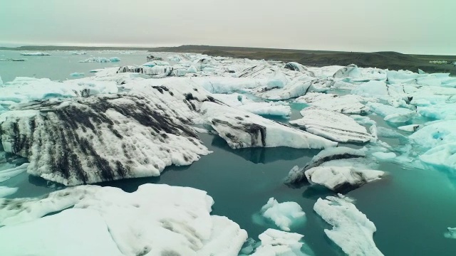 空中飞过JÃ¶kulsÃ±rlÃ³冰岛冰川泻湖右盘视频下载
