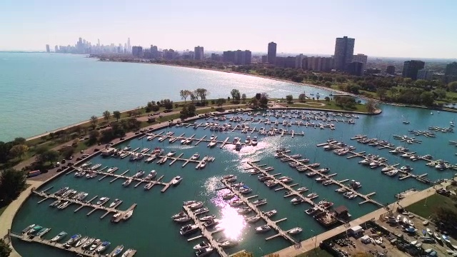 阳光明媚的一天，芝加哥北部港口停靠的船只鸟瞰图视频素材
