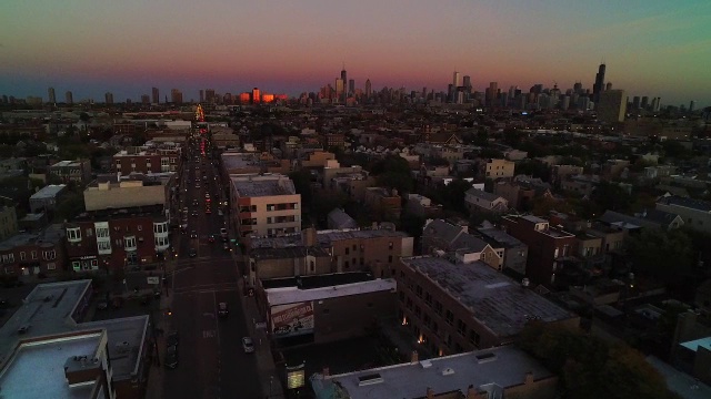 日出时从郊区到芝加哥天际线的广角镜头视频素材