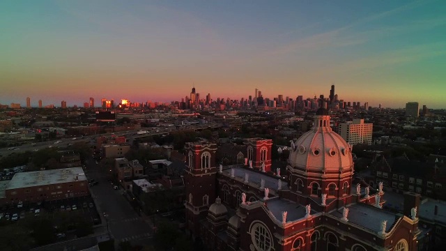 日出时芝加哥郊区扭曲的鸟瞰图视频素材