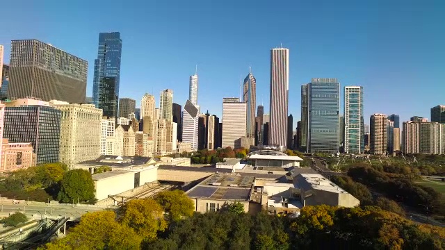 芝加哥天际线的广角镜头聚焦于怡安中心在格兰特公园后退视频素材
