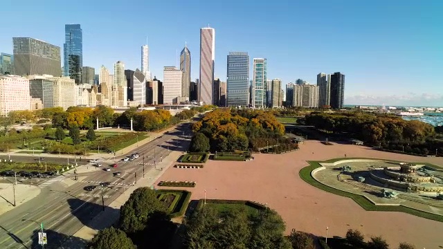 从格兰特公园和白金汉喷泉向芝加哥天际线移动的广角镜头视频素材