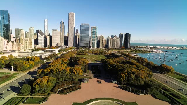 芝加哥天际线拉开白金汉喷泉的广角镜头视频素材
